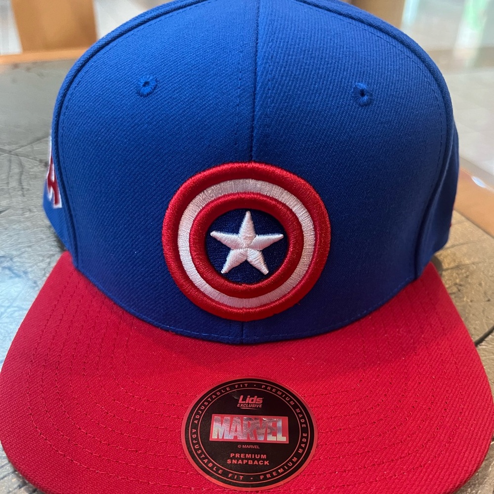 MARVELS CAPTAIN AMERICA SNAPBACK HAT. BRAND NEW. ONE SIZE FITS ALL